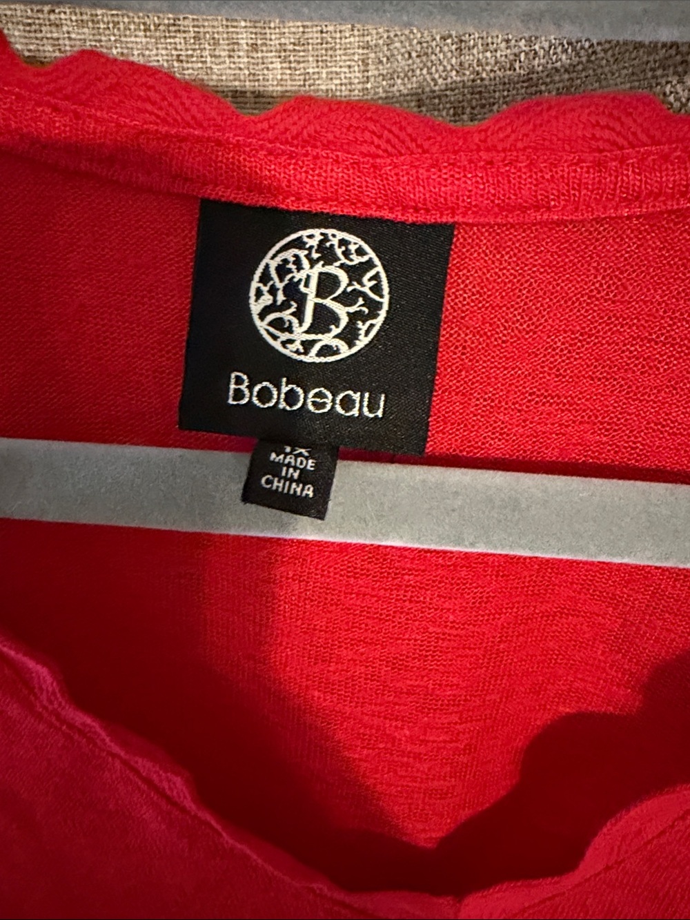 Bobeau Avalon V Neck Scallop Trim Tee 1X - Picture 4 of 5